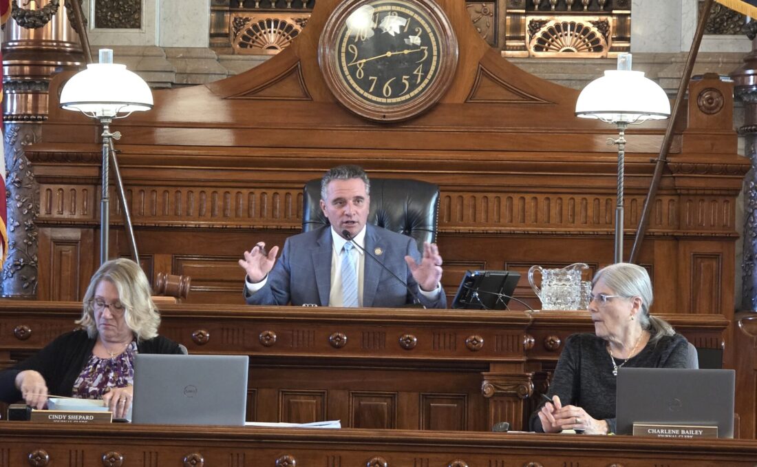 Kansas lawmakers override veto to make it against the law to get within 25 feet of law enforcement officers